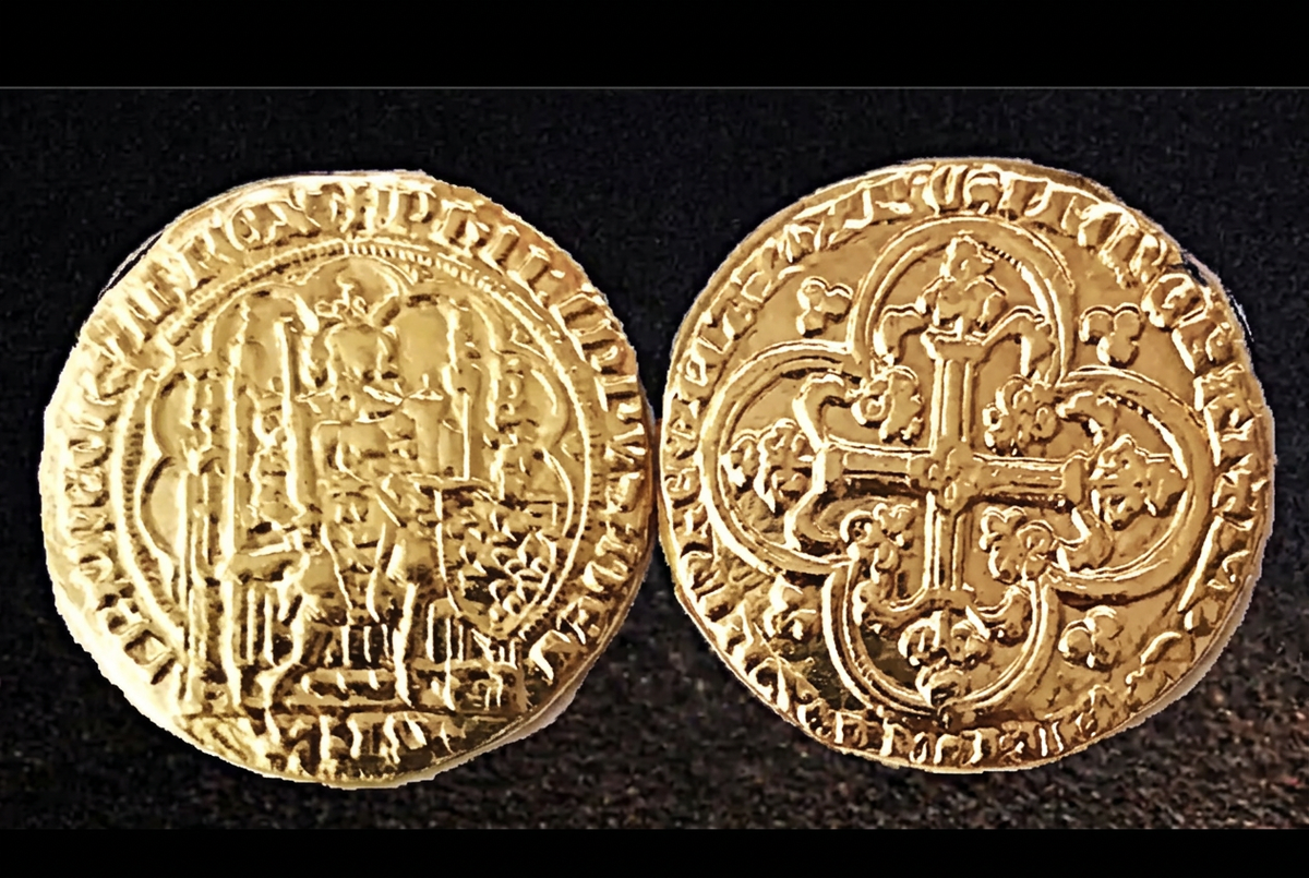 Both sides of an Écu d’Or replica: seated king with shield and ornate cross